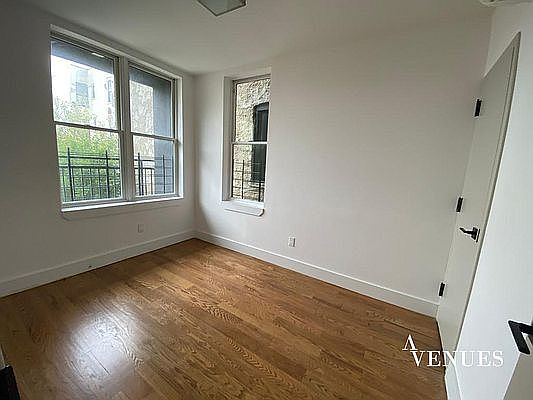4th image of 1074 Putnam Ave #4