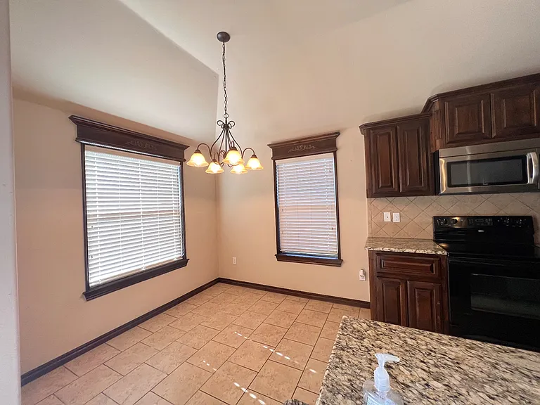 12108 Chesterfield Ln — Photo 6
