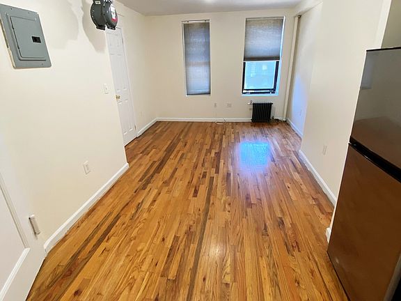 3rd image of 326 E 6th St APT 5