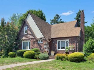 70 Radnor Rd, Great Neck, NY 11023