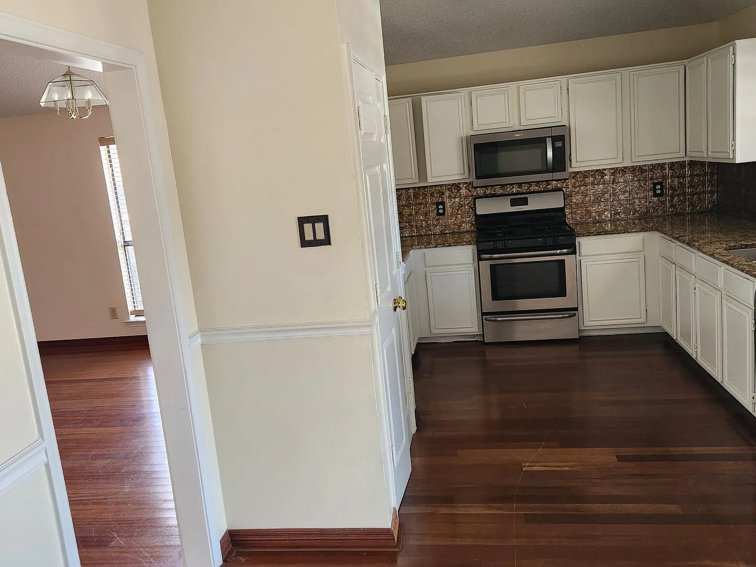 3 bed, 2.5 bath, 1758 sqft, $2,500 — Photo 1