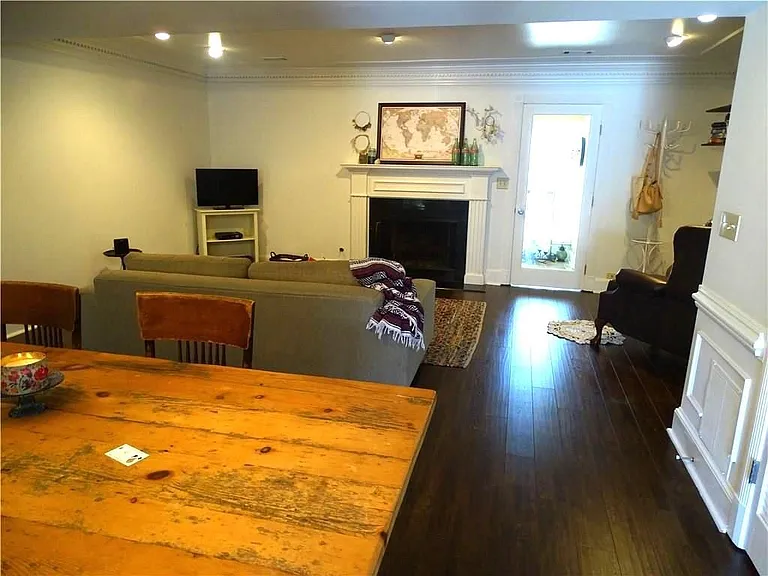 410 Forestgate Ct — Photo 10