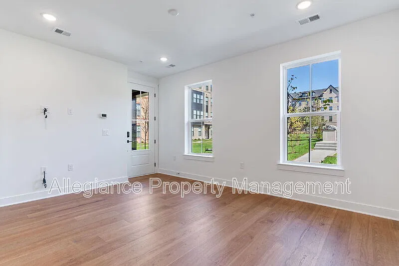 3 bed, 2.5 bath, 1619 sqft, $3,300 — Photo 3