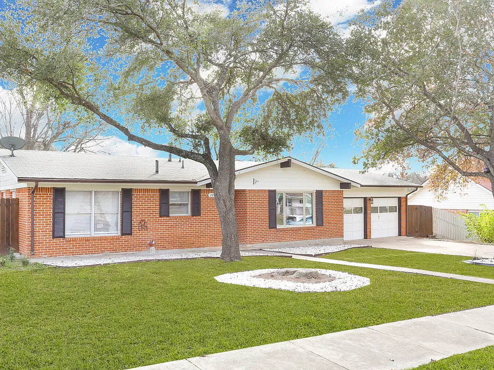 2806 Belvoir Dr