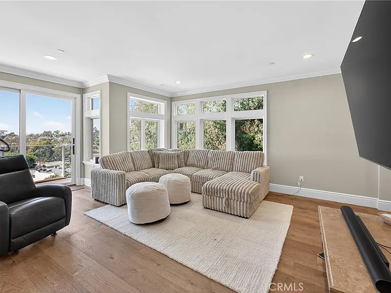 405 Blumont St — Photo 36