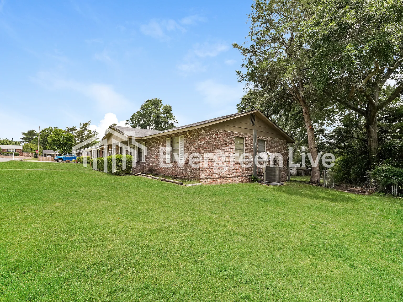 3 bed, 1.5 bath, 1306 sqft, $1,095 — Photo 3