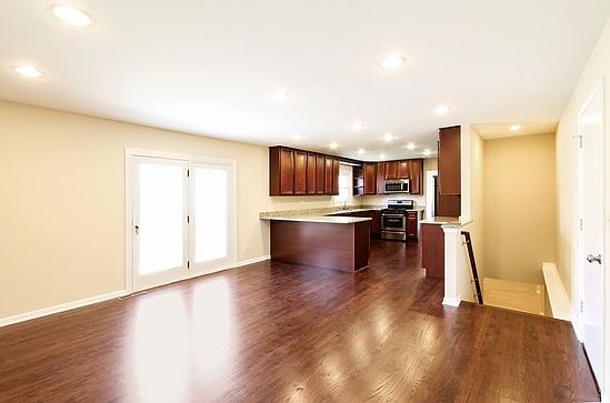 4th image of 1914 N High Grove Ln
