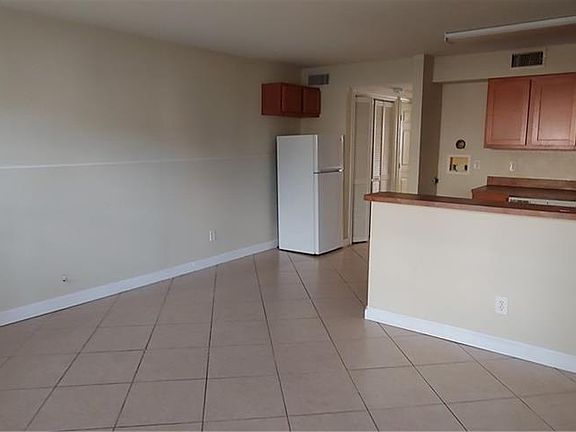 3rd image of 117 N Evergreen Ave APT 101
