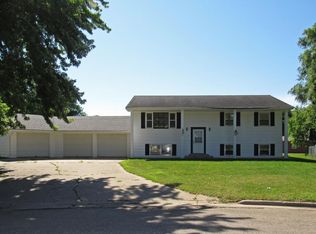 19 Clover Ln, Milford, IA 51351