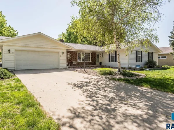 1208 Hampshire Cir, Luverne, MN 56156