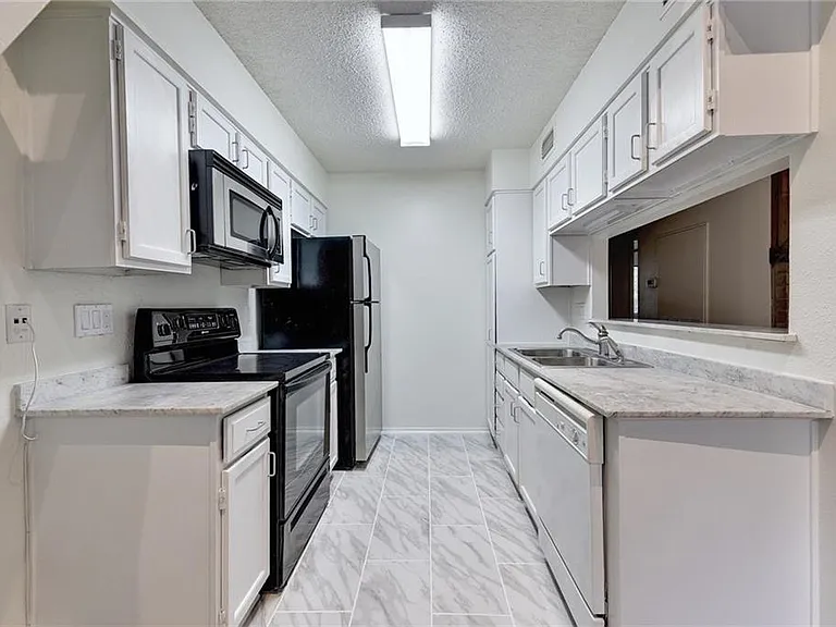 908 Poplar St #204 — Photo 4