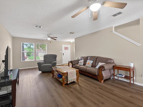 3rd image of 2405 Chestnut Dr