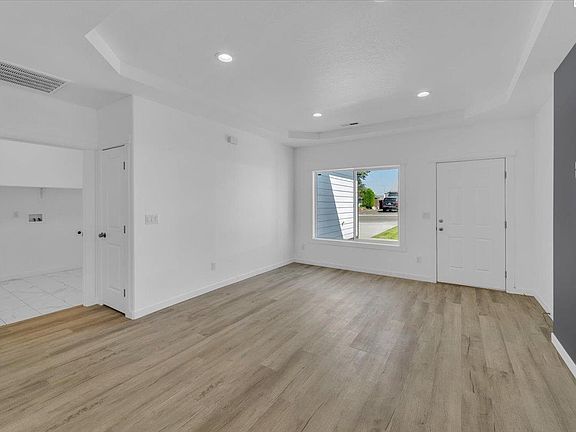 4th image of 516 N Waldemar Ave