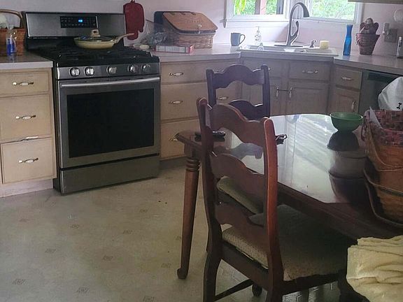 4th image of 988 Center St