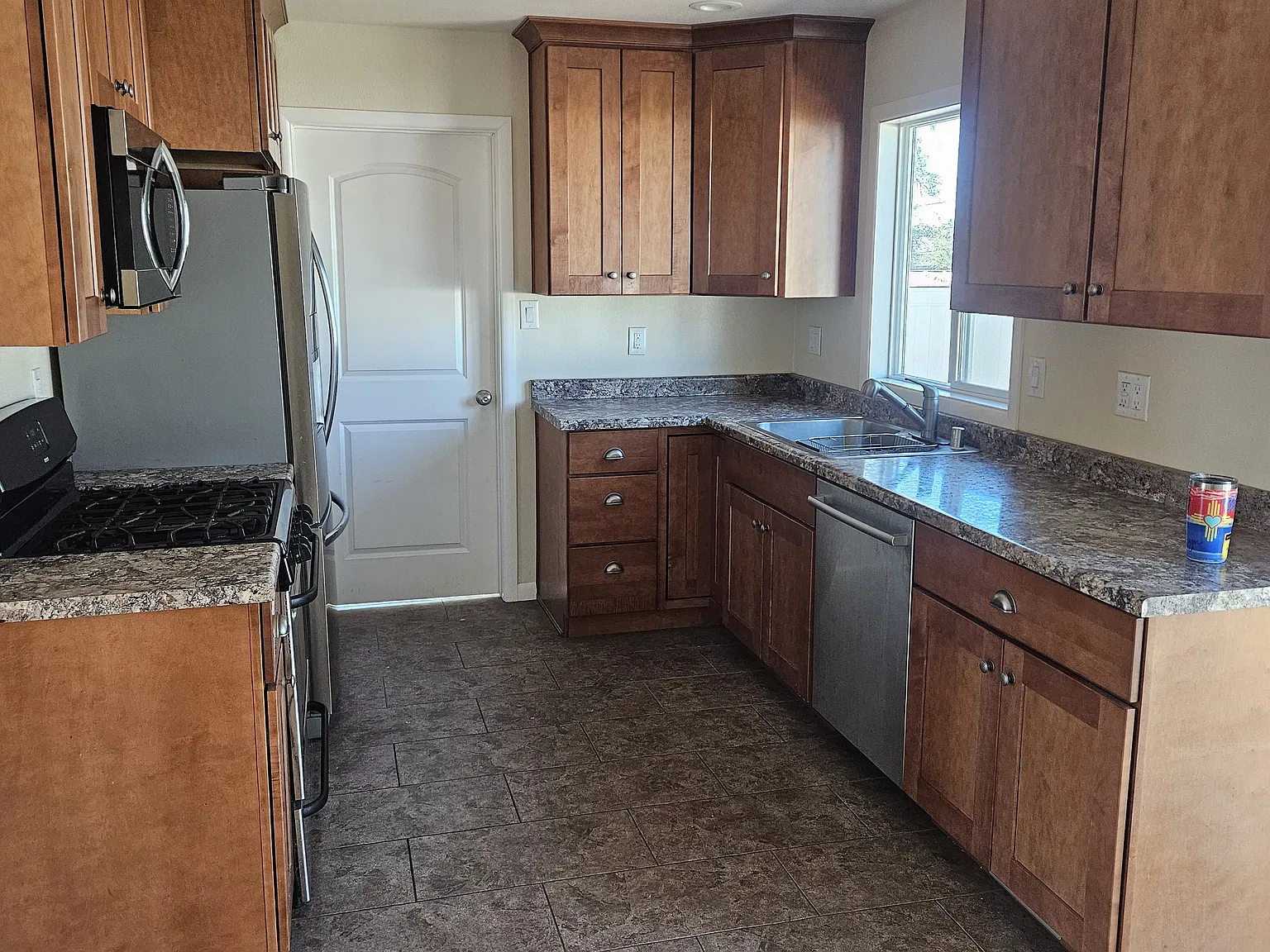 2 bed, 950 sqft, $1,500 — Photo 3