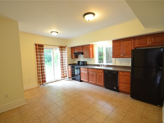 5th image of 359 Green St