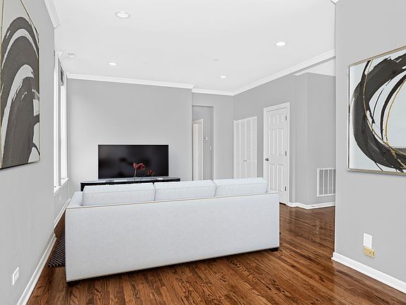 4th image of 1658 W Belmont Ave APT 2W