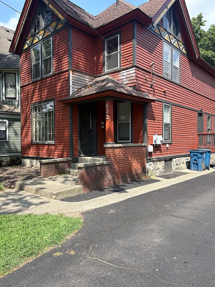 6 bed, $2,450 — Photo 1