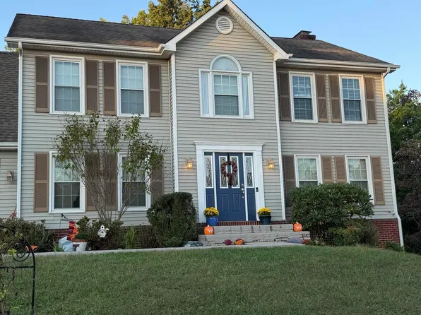 1316 Meadowview Dr, Salem, VA 24153