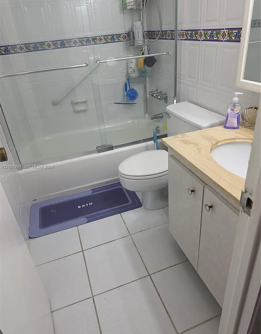 Hemispheres Condo — Photo 4