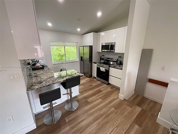 2nd image of 8035 Lake Dr #2055