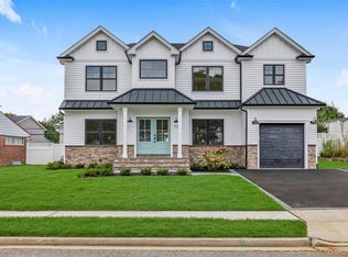 23 Garden Circle, Syosset, NY 11791
