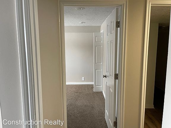 4th image of 5930 S Woodview Dr