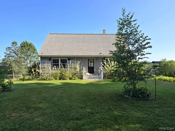 3054 Country Ln, Eben Junction, MI 49825