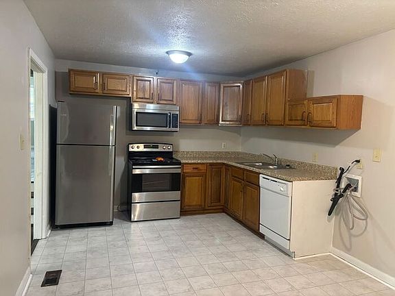 4th image of 2549 Vestal Ave
