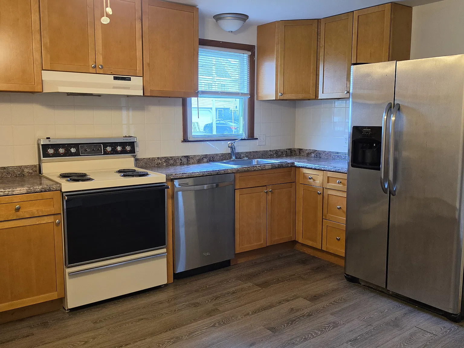 2 bed, 850 sqft, $1,800 — Photo 2