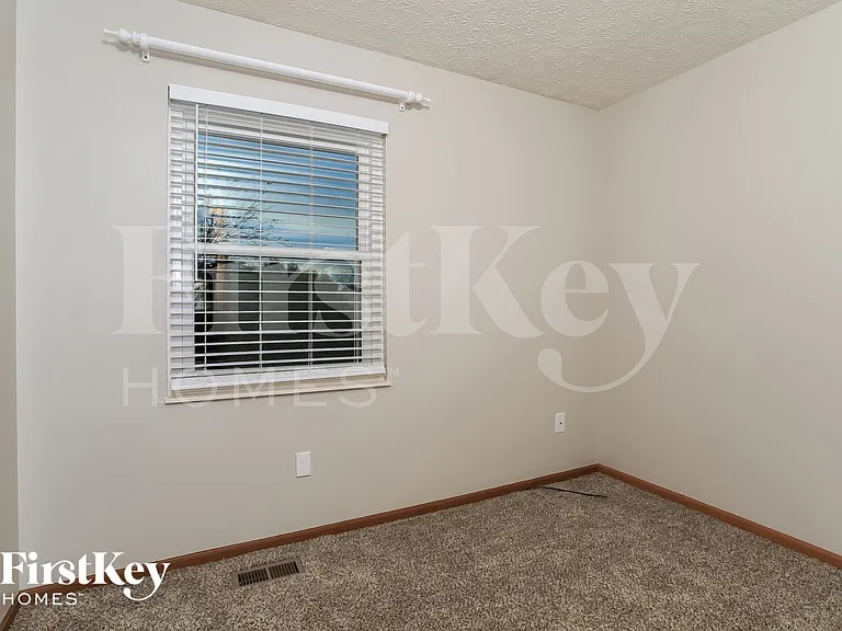 2561 Windflower Rd E — Photo 10