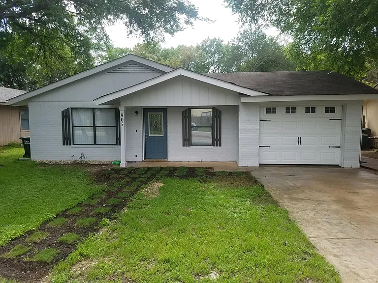 905 N Bishop St — Photo 1