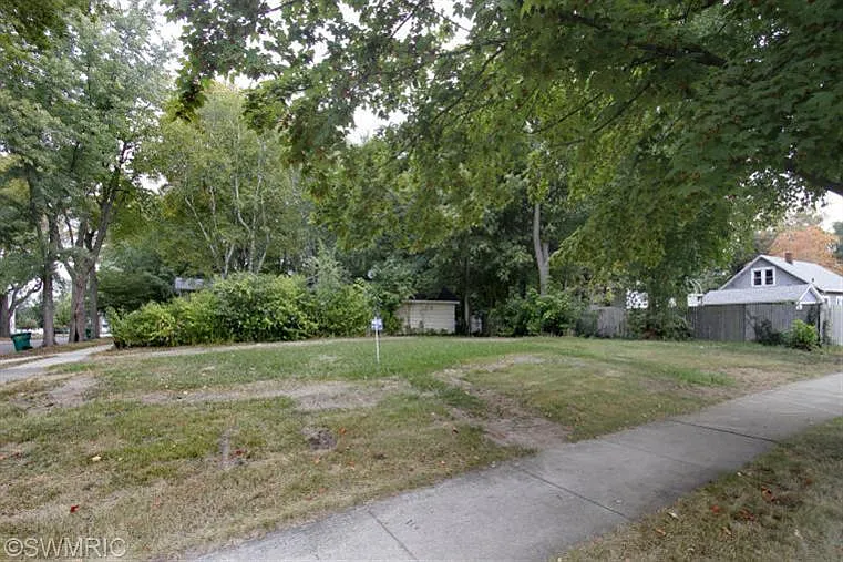 409 Millard St photo 1