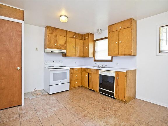 3rd image of 801 SW 2nd St