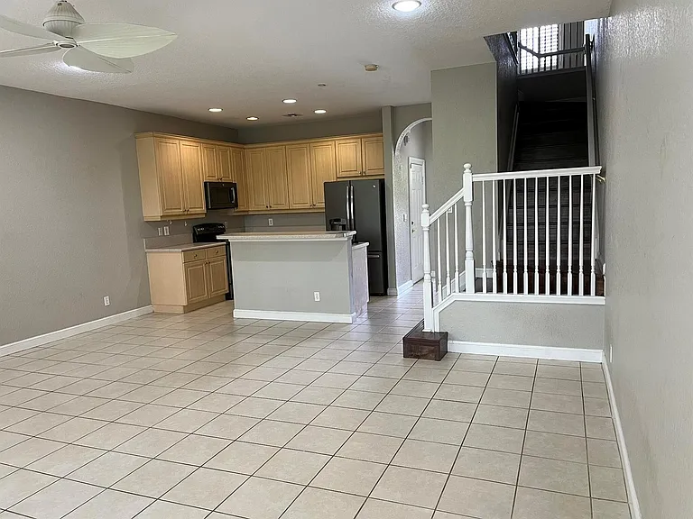 404 SE Bloxham Way — Photo 5