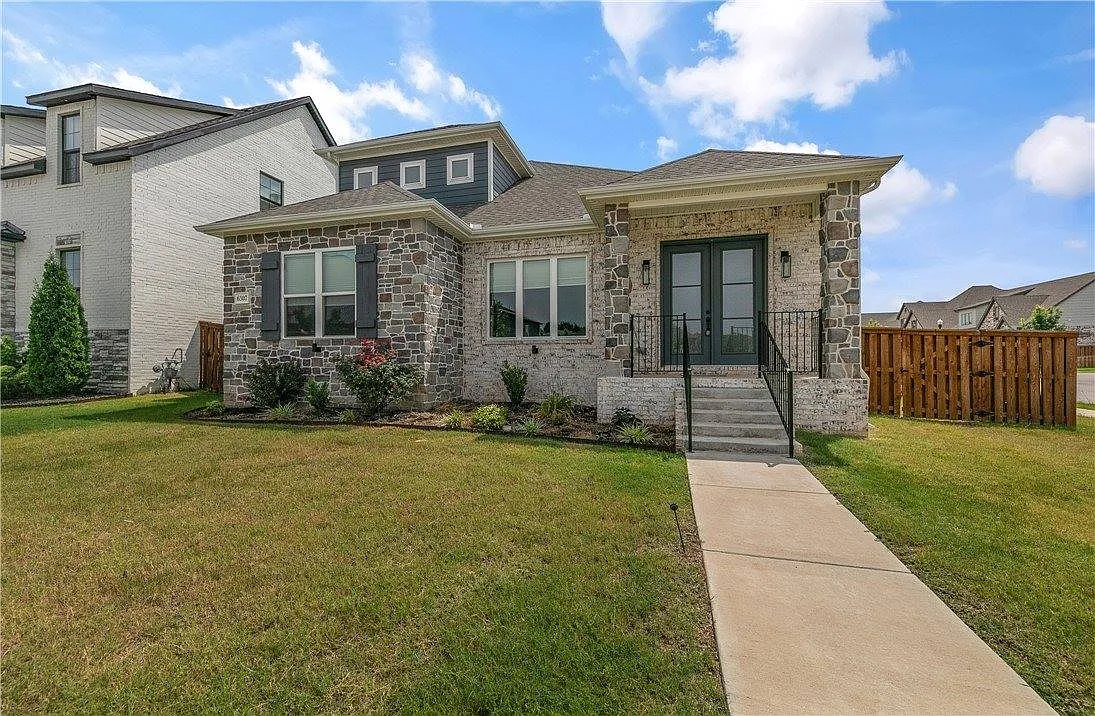 4 bed, 2379 sqft, $2,925 — Photo 2