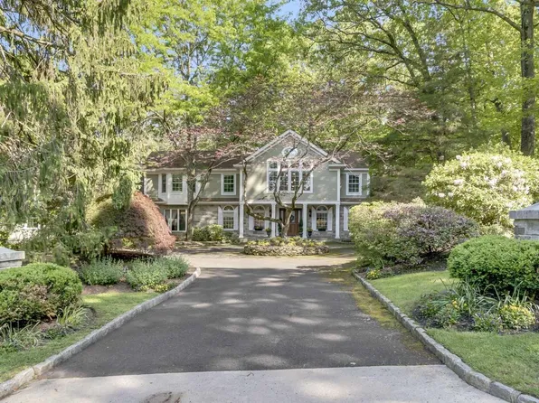 323 Freemans Ln, Franklin Lakes, NJ 07417