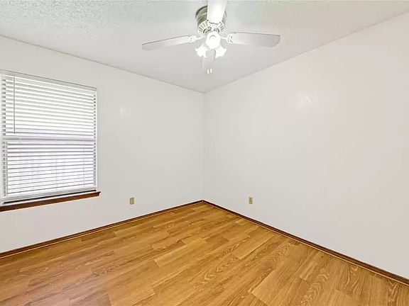 4th image of 810 Castleview Dr