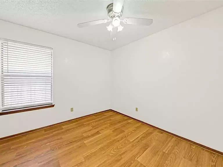 810 Castleview Dr — Photo 4
