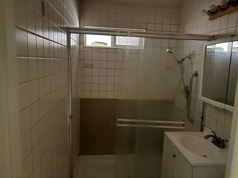 565 E Plumb Ln — Photo 7