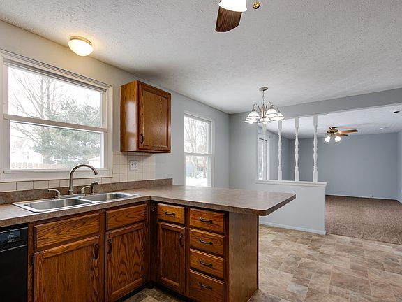 5th image of 5893 Springwood Dr
