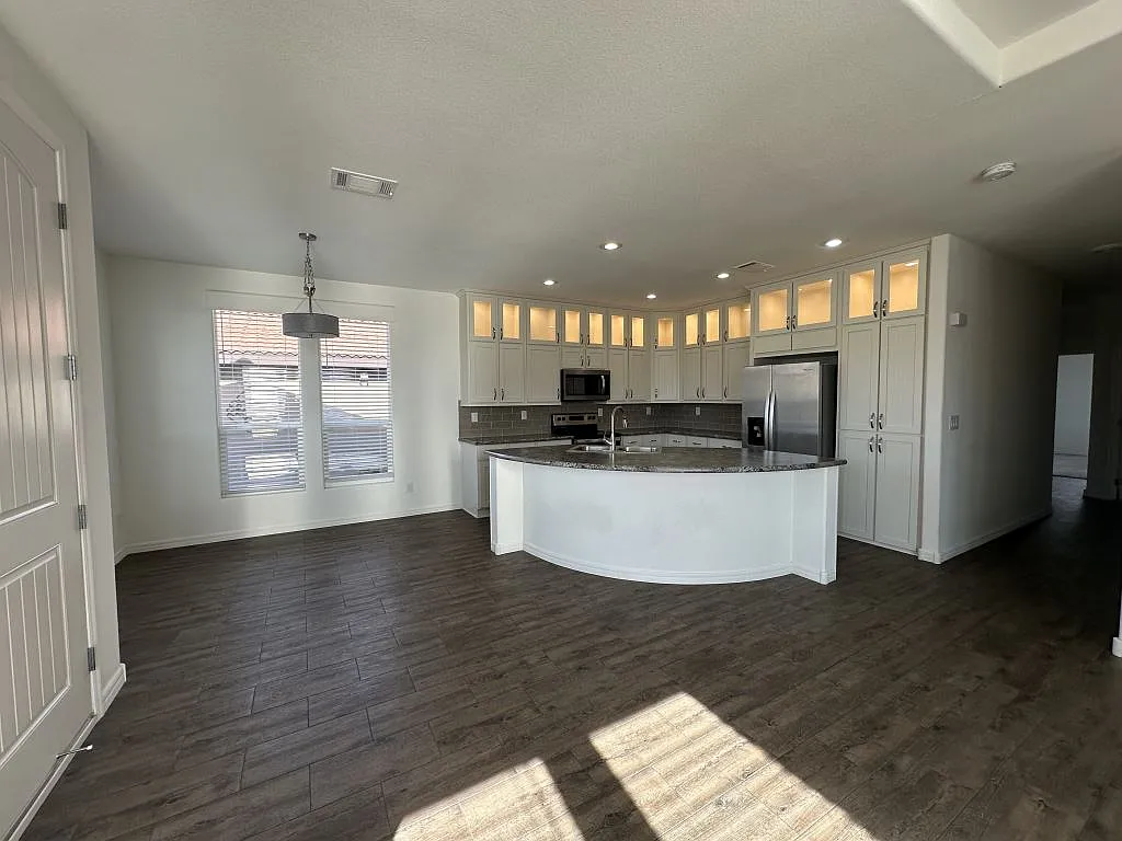 3 bed, 2.0 bath, 1680 sqft, $1,749 — Photo 4