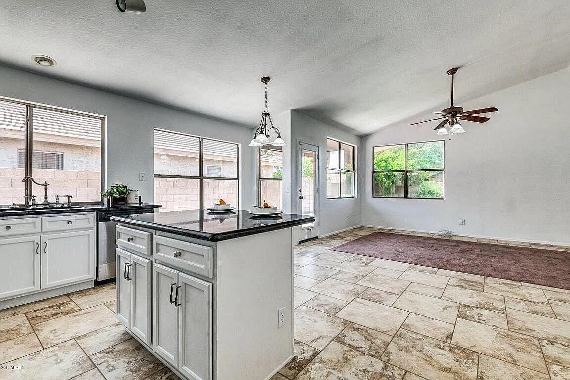 3 bed, 1663 sqft, $2,692 — Photo 4