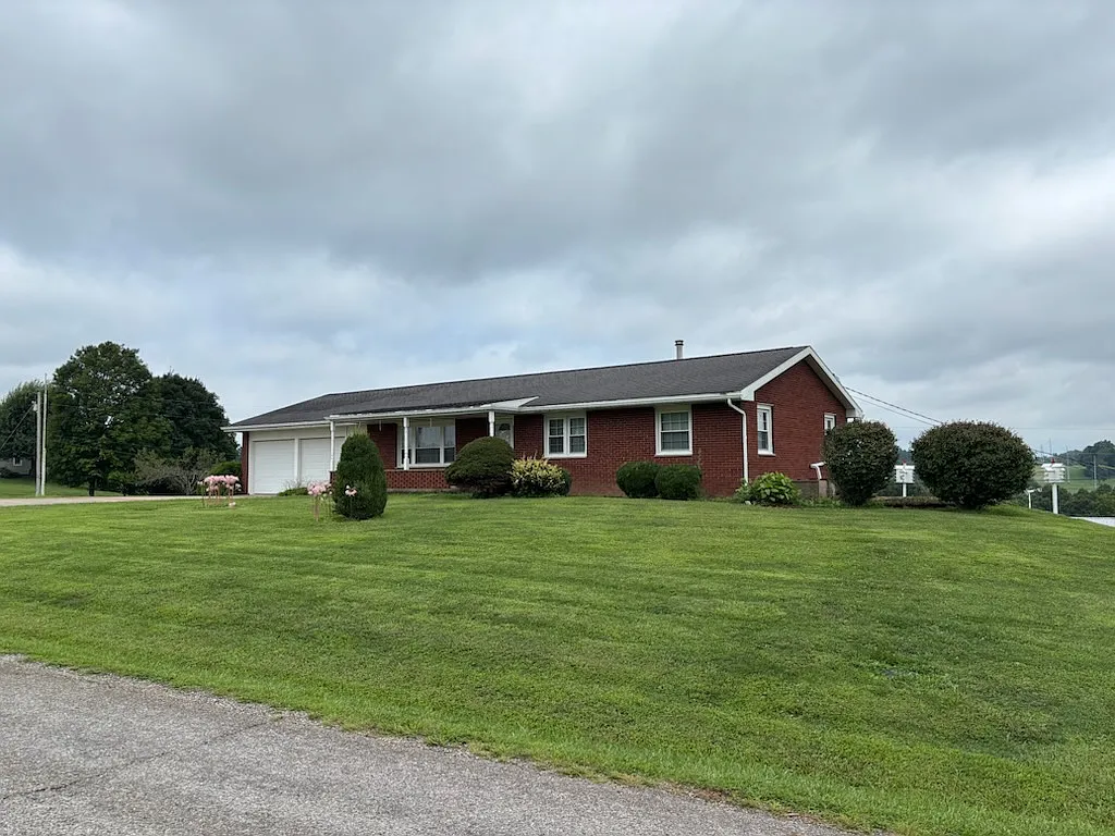 3 bed, 1.5 bath, 1288 sqft, $1,700 — Photo 2