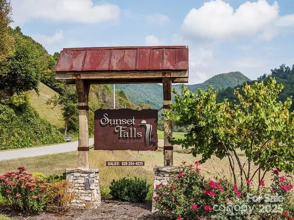 16 Sunset Falls Dr, Clyde, NC 28721