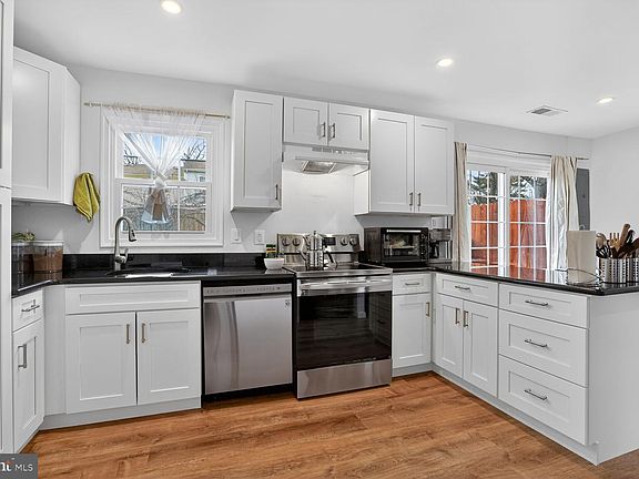 4th image of 12306 Woodlawn Ct