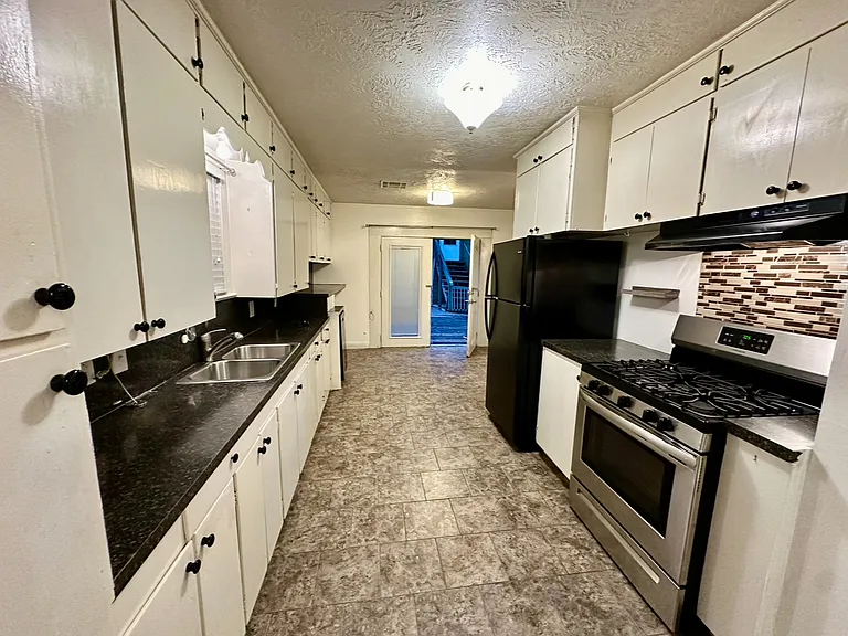 212 W Hunnicutt Ave #1 — Photo 4