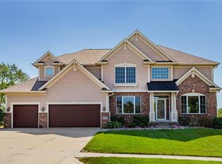 15404 Ridgemont Dr, Urbandale, IA 50323