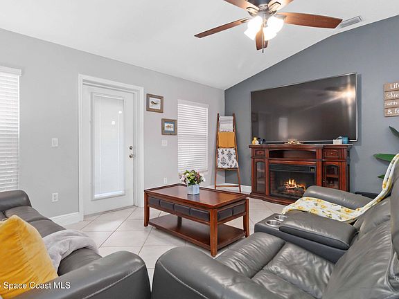 4th image of 680 Loxley Ct