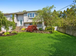 7 Windmill Rd, Oakdale, NY 11769